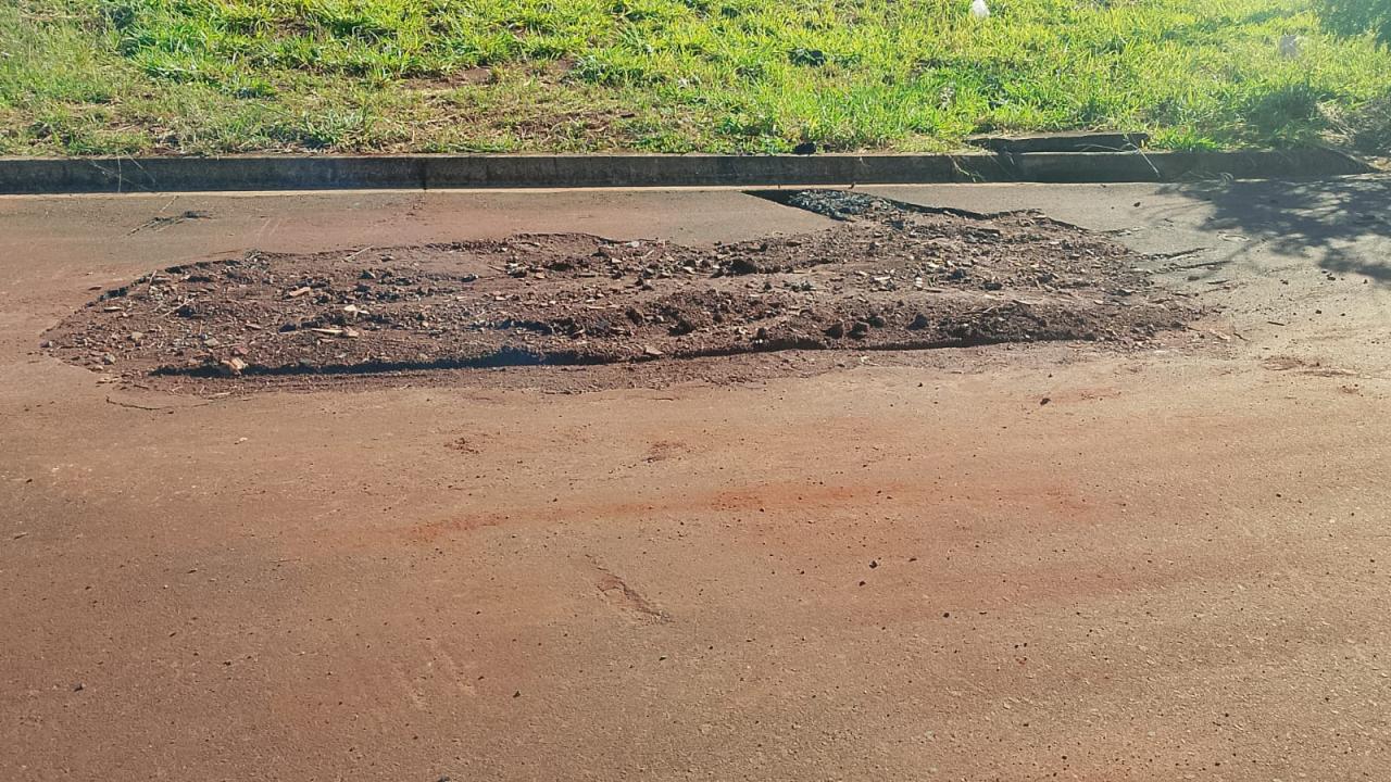 Foto 3 de 4 — Como tá seu bairro? Buracos deixados pelo DAAE revoltam moradores do Alamedas 2